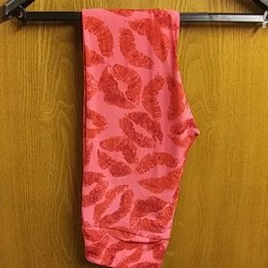 LulaRoe OS Lips Leggings